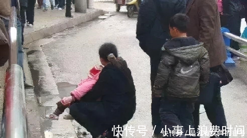 周女士|“新型把尿”蔓延,正在伤害孩子排尿系统,但年轻家长却前赴后继