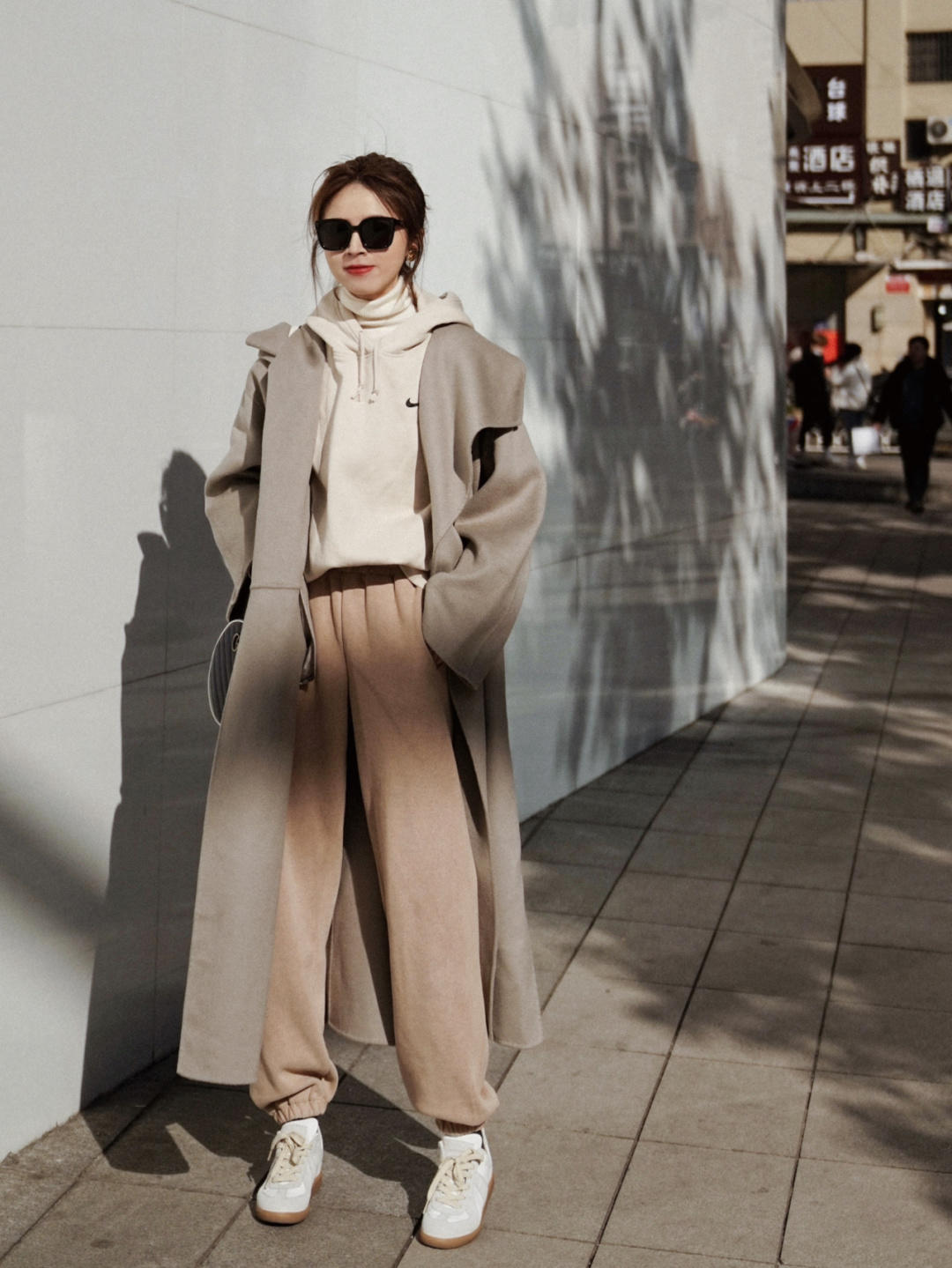 黑白配|觉得大衣厚重?试试卫衣叠穿技巧,让你瞬间化身韩系美女,超好看