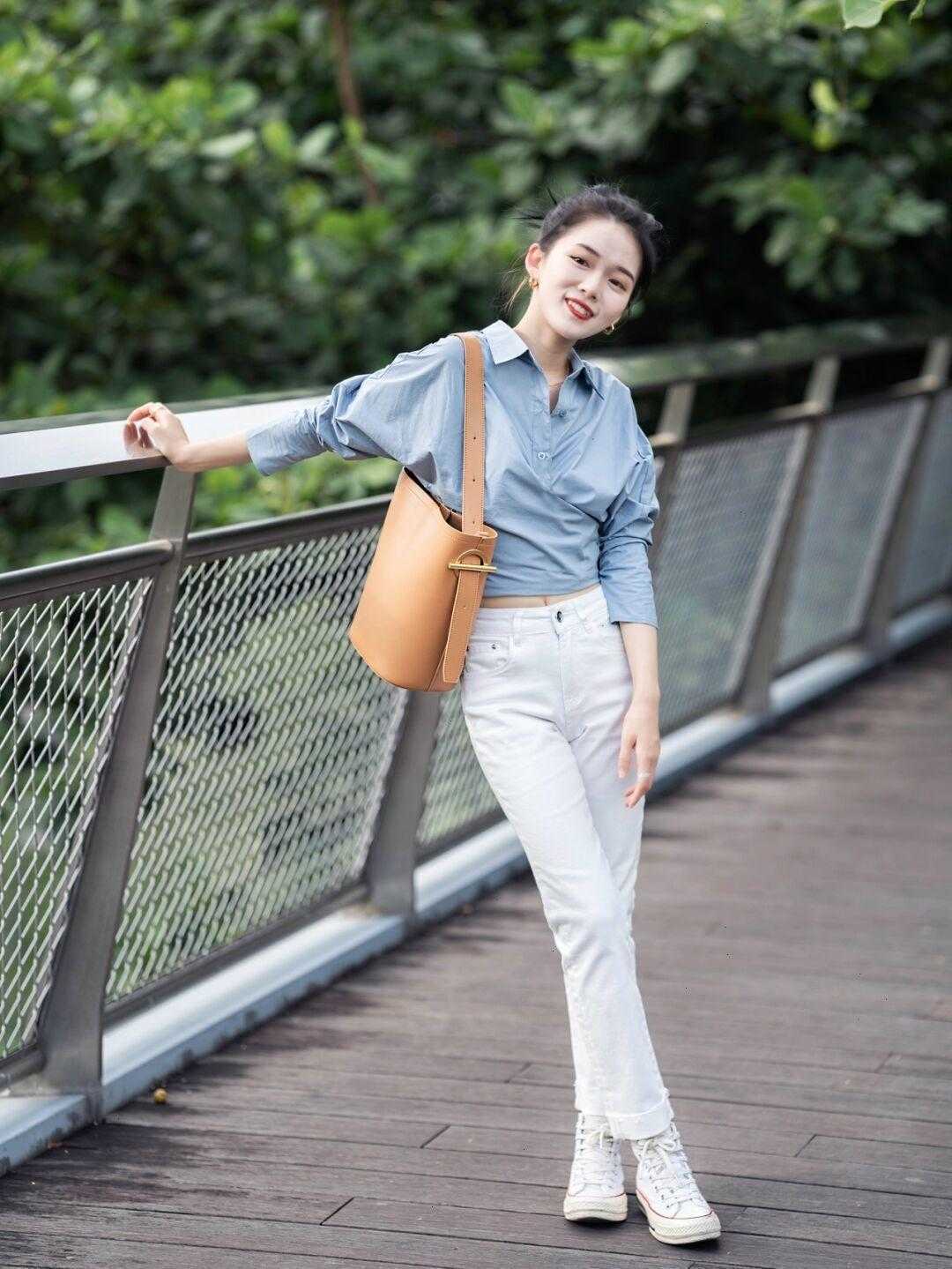 帆布鞋|小个子女生入秋就这么穿,蓝色衬衫搭高腰裤又飒又美,显高又显瘦