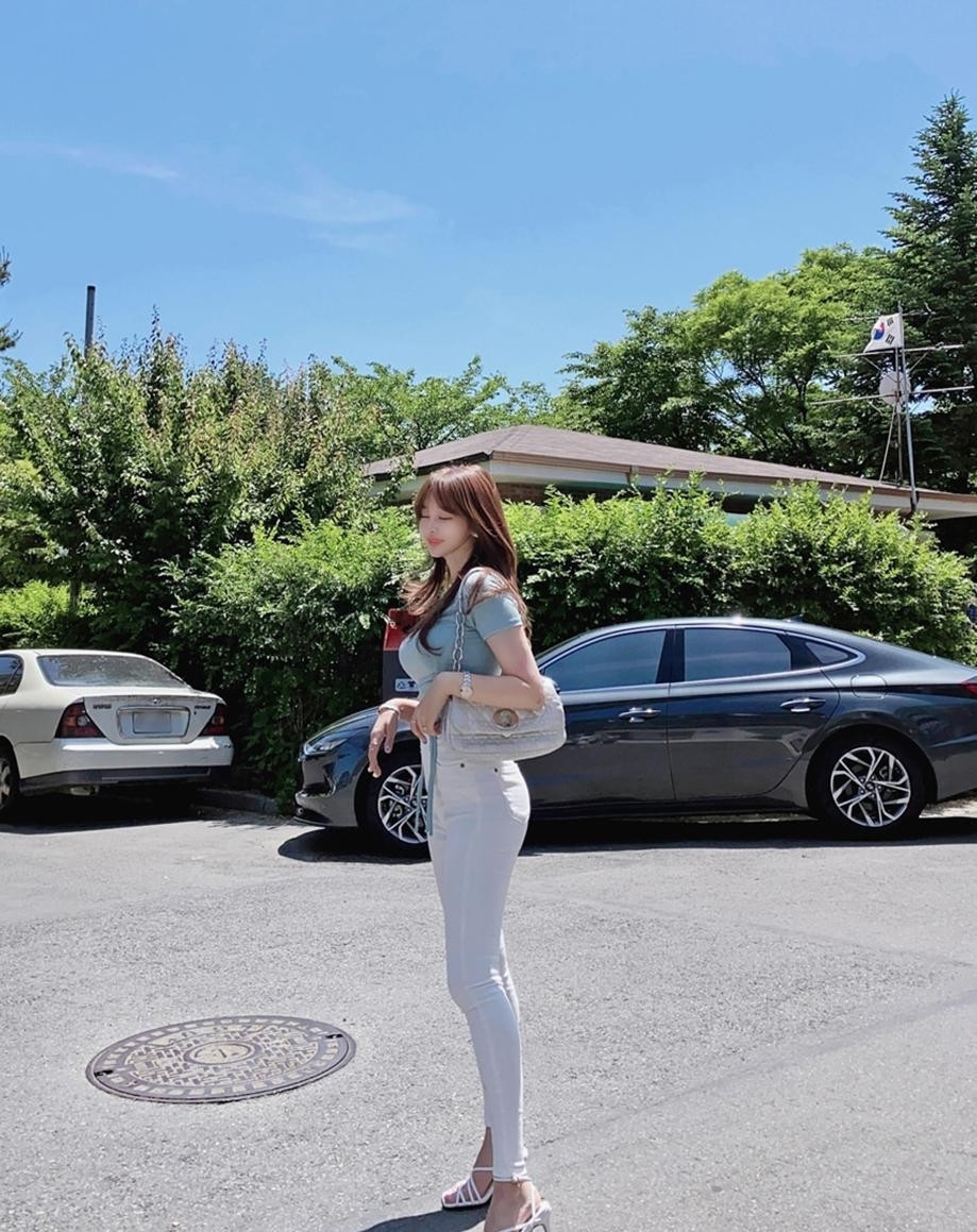 曲线|身材娇小但曲线曼妙的小姐姐, T恤配白色牛仔裤的样子, 美得很惊艳