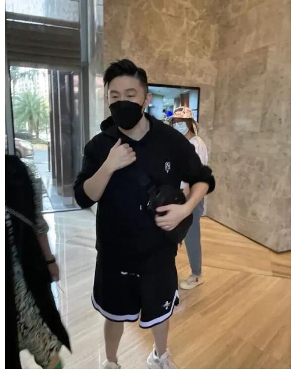 言承旭自從參加綜藝節目后身價暴漲，出入酒店被粉絲包圍翻紅成功