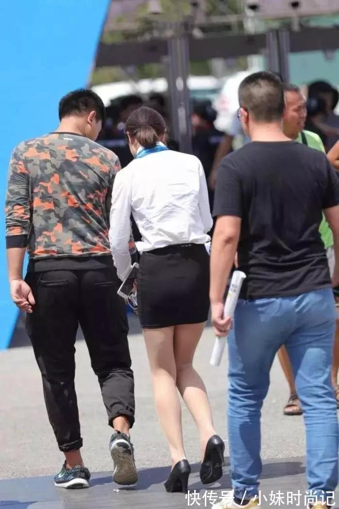 衬衫 时尚街拍:黑色包臀裙+白衬衫,职场范儿十足