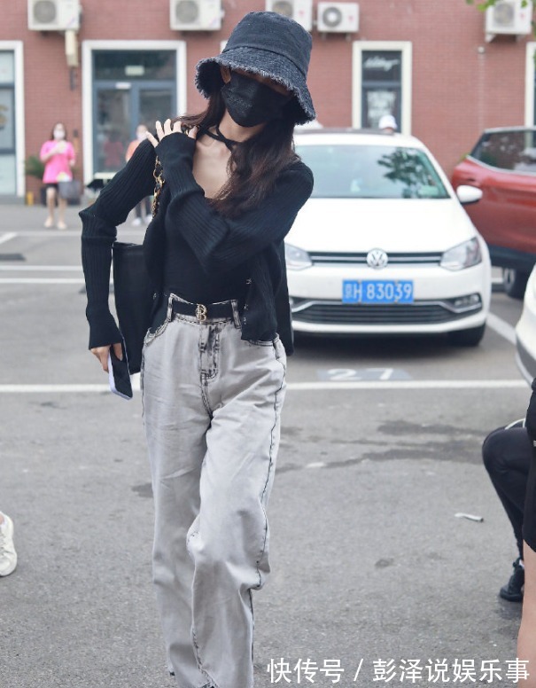 小开衫 现在正是穿小开衫的季节！遮肉又显瘦，搭配裙子太美了