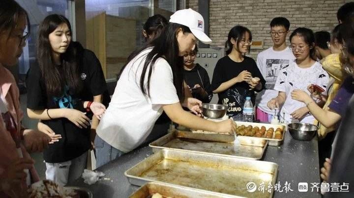 中秋节|巧手做月饼，爱心赠恩师，大学生志愿者与老师共庆佳节