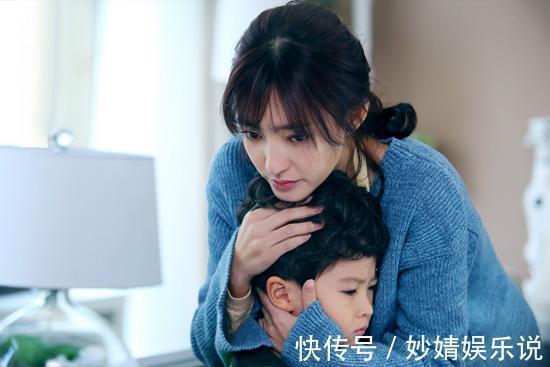 小林|女儿忘戴红领巾,被停课1天,单亲妈妈欲解释,被老师移出家长群