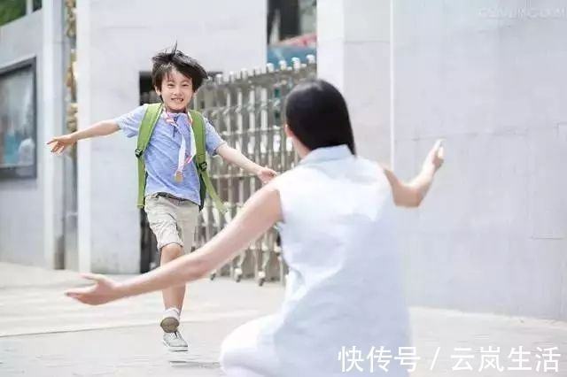 心理健康|爸爸接三胞胎放学迟到了,女儿们一脸不满,网友:女人生气都一样