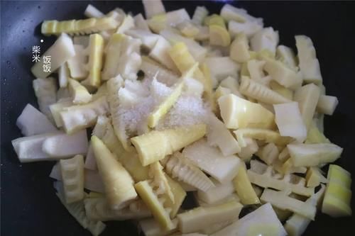 三月这菜正上市，虽然价格贵，但是简单一炒就好吃，遇到我必买