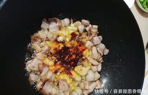  农家小炒肉，是先炒辣椒还是先炒肉？