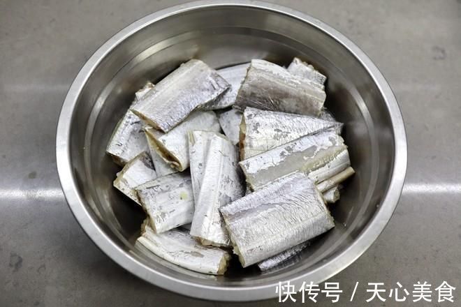 喉咙|鱼刺卡在喉咙里，喝醋不管用，教你1招，鱼刺自己顺下去，快学会