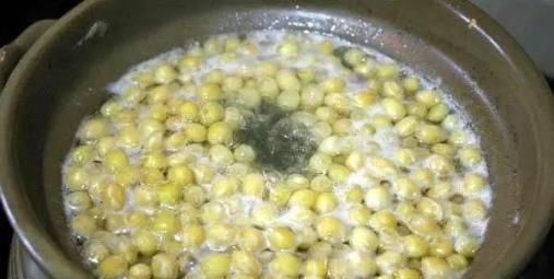 黄豆水养花太臭了试试把“它”埋土里，效果比黄豆水强多了