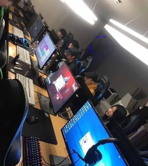 长大成人|王俊凯、刘昊然综艺开录，却因航班惹争议，网友质疑他们耍节目组