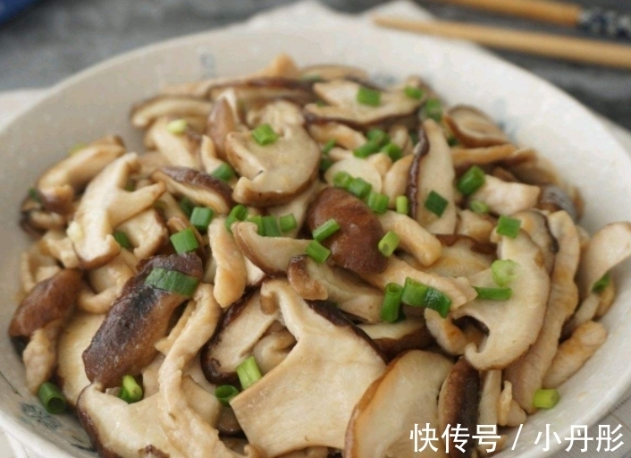 蘑菇|此菜，是儿子的最爱，鲜香嫩滑，儿子两天不吃就嘴馋，做法还简单