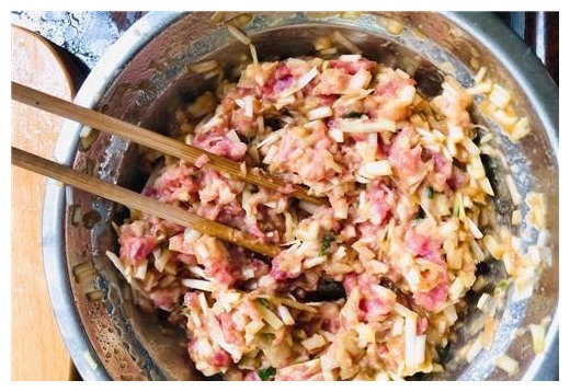 鸡蛋加上肉末,锅里一卷,出锅后喷香,胃口大开,比鸡蛋羹好吃