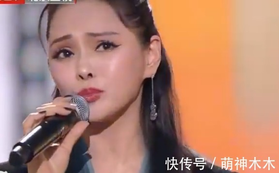 北京購(gòu)物晚會(huì)狀況多:白敬亭唾沫星子直飛,周海媚害怕升降臺(tái)嚇爬