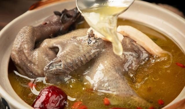 炖鸡汤时,牢记“1泡1放2不放”,炖出来的鸡汤汤鲜肉嫩没腥味