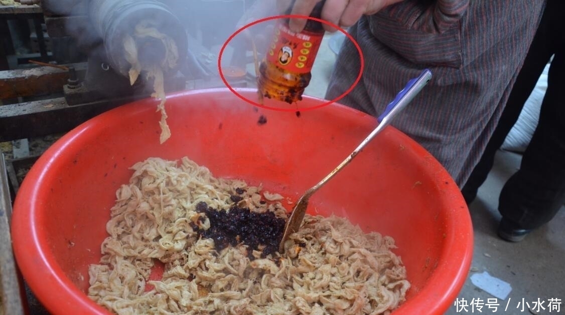 口感最佳|大姐赶集售小吃,200多罐老干妈1日用完,创新老干妈吃法