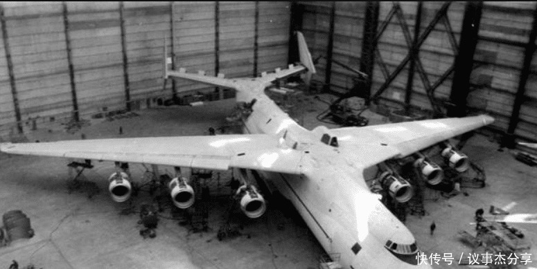 640吨运输机有趣细节 客舱没窗户 全是老旧仪表盘 还有2个小风扇