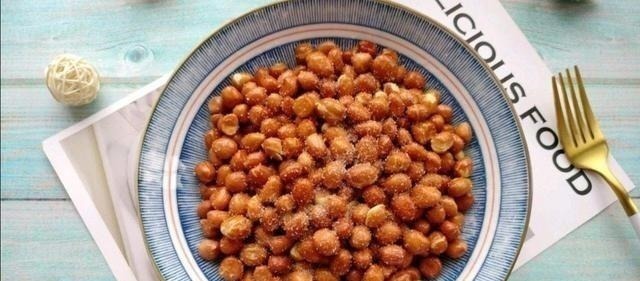 炸花生米时,撒盐撒酒都不对,饭店大厨放点它,30天不回潮