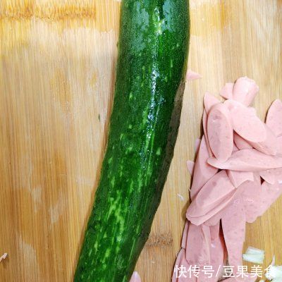 青菜肉丝|舌尖上的中国，青菜肉丝炒方便面能占一席之地