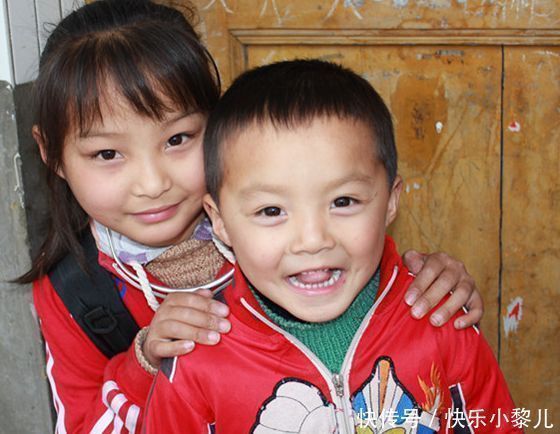 孩子|姐弟俩“大打出手”,弟弟战袍破烂不堪,两人模样逗笑宝妈