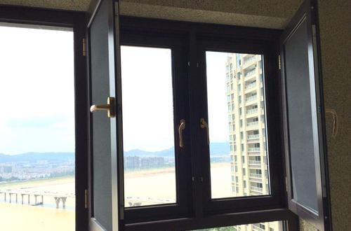 实用|你们封阳台的方法早就过时了，现在都流行这样封阳台，好看又实用