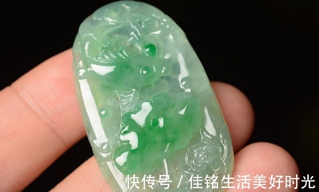 七七$翡翠购买后是否会变色合适的种类可以佩戴洗澡,玉石反而喜欢水!