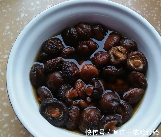 鲜香炖土鸡,满屋子香气,记忆中柴火鸡的味道