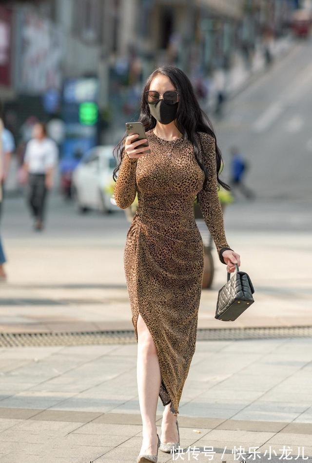 高跟鞋 清新特别的连衣裙穿出自然匀称美,凸显修长的身材,时髦得体