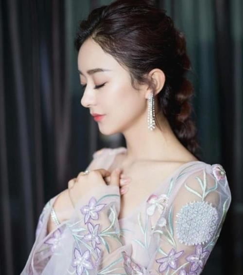 ?女人无论多少岁，扎头发记住3个技巧，简单耐看显气质