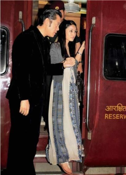 脸色|不丹国王王后蜜月已不和,王后太累甩脸色,激怒国王因此翻脸