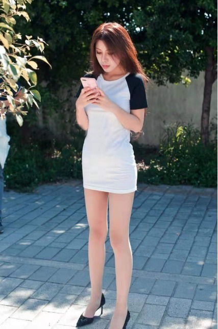 简洁|长款白色T恤裙搭配黑色高跟鞋, 简洁大气, 气质感满满