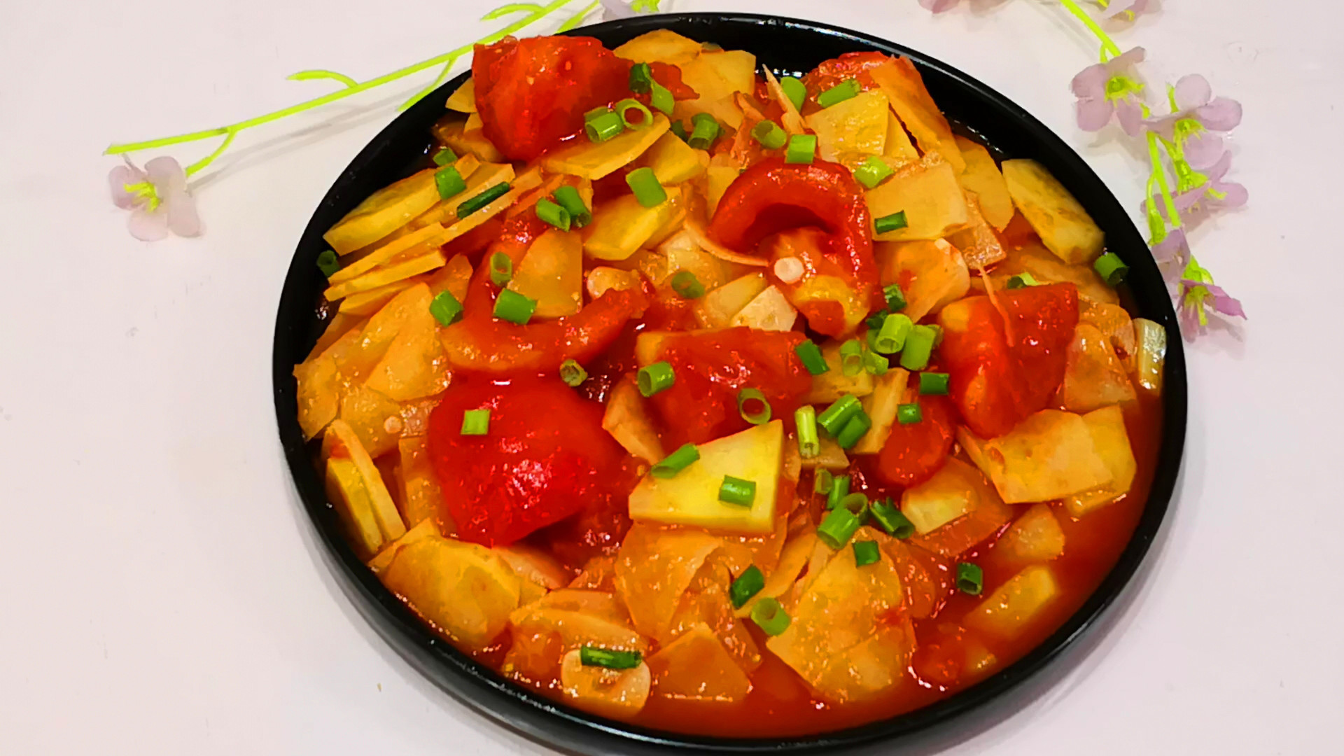 土豆和西红柿一起做,实在太好吃了,我家隔三差五吃,比吃肉还香