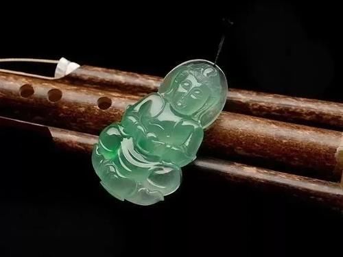 适合自己的才是最好的！不同年龄段人群应该如何挑选翡翠？