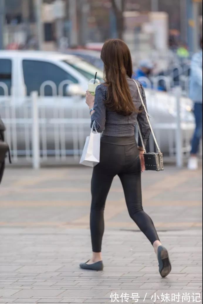 浑身上 街拍: 格子衬衫搭紧身黑皮裤的性感少女, 浑身上下显的很精致!