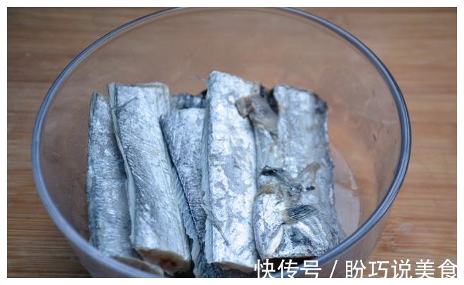 炸带鱼直接下锅炸难怪腥味重,多加这三步,带鱼不腥不腻又酥脆