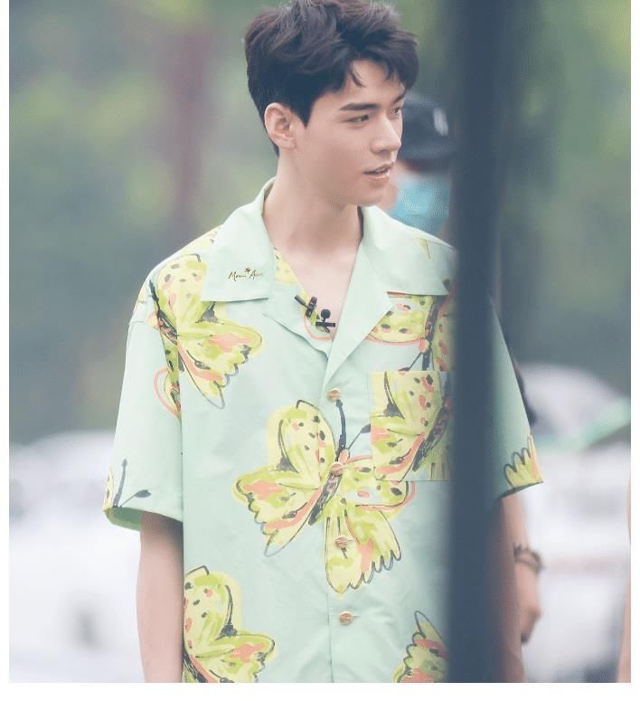 路透|龔俊《中餐廳》路透又來了！大長腿優(yōu)越，穿花蝴蝶襯衫卻清新脫俗