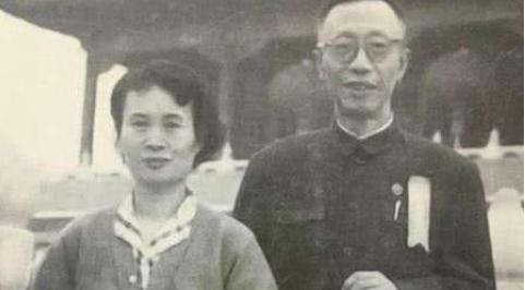 脸色|溥仪晚年带妻子故地重游,见一老头走来,溥仪脸色大变,妻子愣住