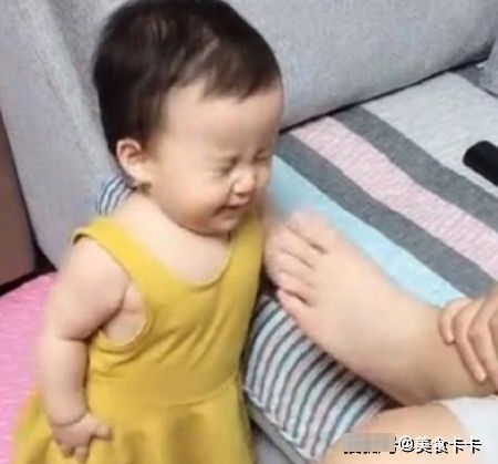 女儿|爸爸实力坑娃,让女儿闻自己的臭脚,女儿听话照做,结果怀疑人生