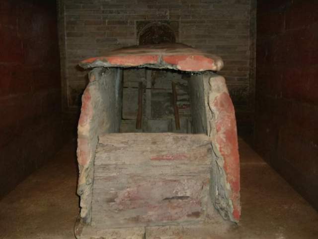 地基!蜀王陵中不仅有国宝龙壁,还有一堆不能缺的破木板,这是怎么回事