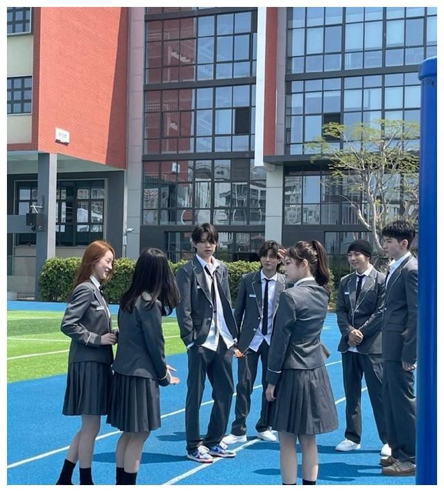 好好的恋爱综艺,变成了“男男官宣”,女嘉宾:是我们不够美吗?