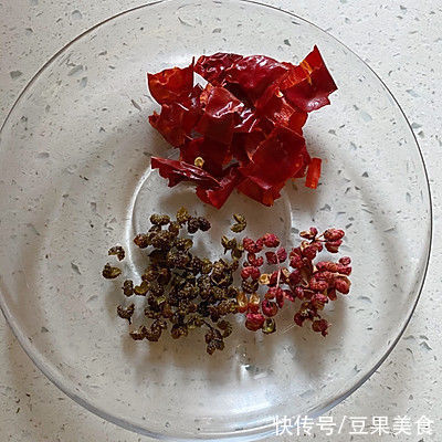 品料|家常水煮龙利鱼比卖的还好吃，简单易做味道棒