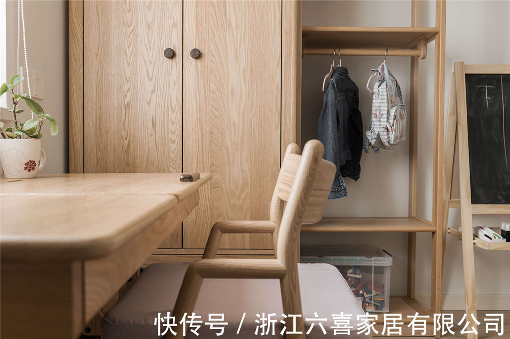 玄关|平面设计师的家｜探索过一切华丽的色彩和线条，回归最质朴的自然栖居世界！