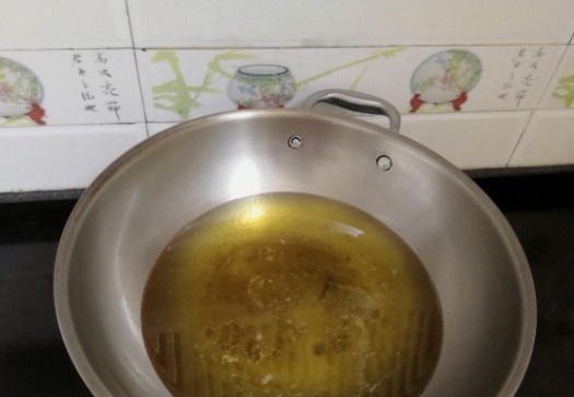 四个土豆,切一切,往锅里一丢,又香又脆,做法简单又解馋
