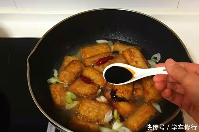 做带鱼时,直接清洗可不对,多加一勺它泡一下,洗得干净没腥味!