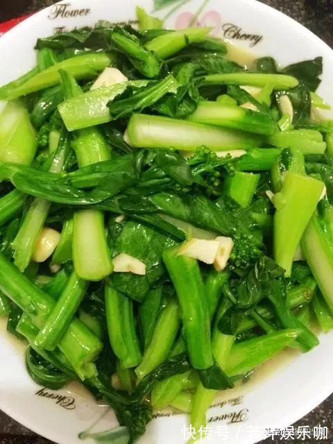 发黄|炒菜心时，牢记“1干1浇”的窍门，菜心鲜绿无比，爽脆还不发黄