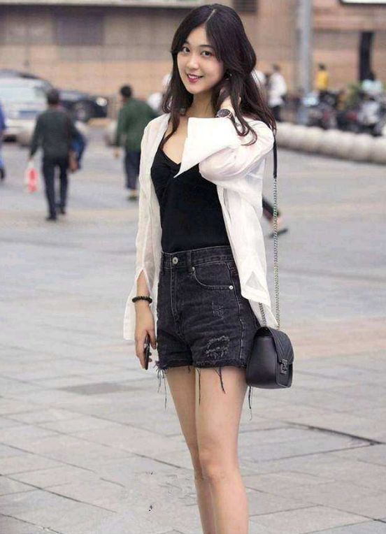 街拍:大波浪卷发小姐姐,一身潮流时尚衣装,女神范十足