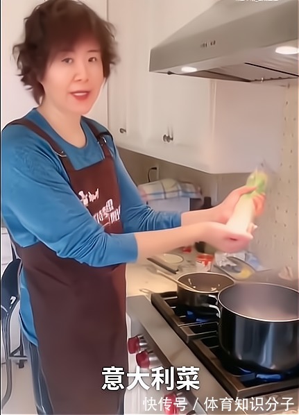 主帅|郎平化身大厨做美食!女排主帅这手艺真不错,满满一桌子挺诱人