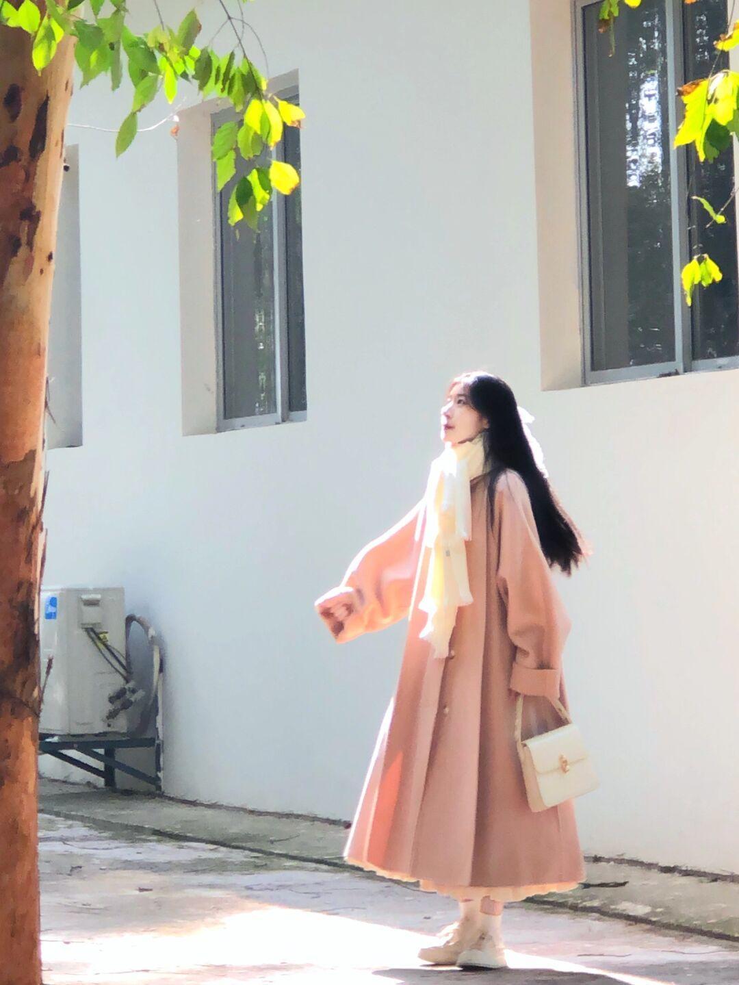 大衣 穿衣还是要懂配色,今年冬天多穿这几个流行色,温柔显白又高级