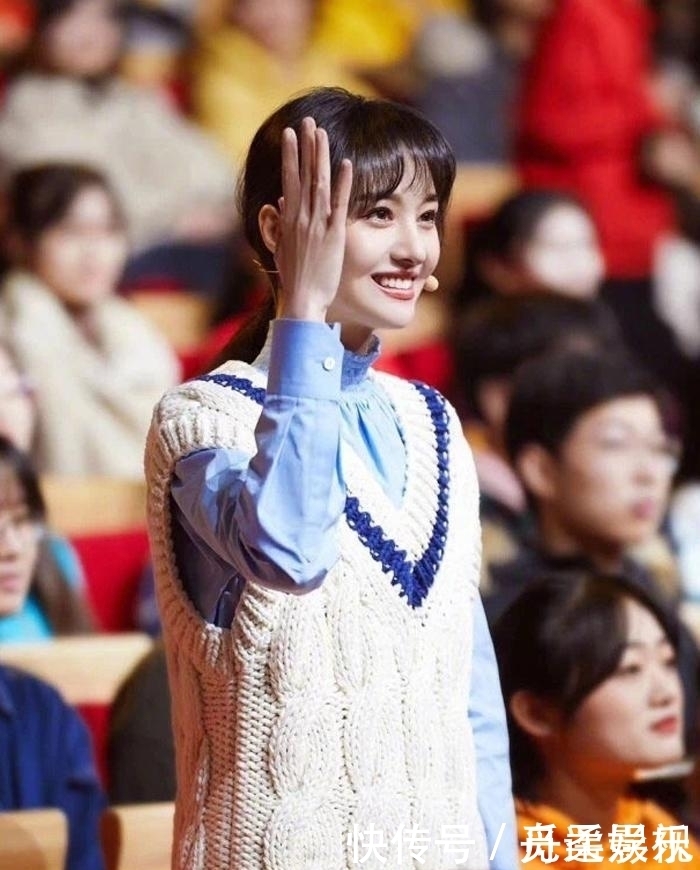 “针织衫+衬衫”才是今春的王牌叠穿CP时髦又高级，明星也上头