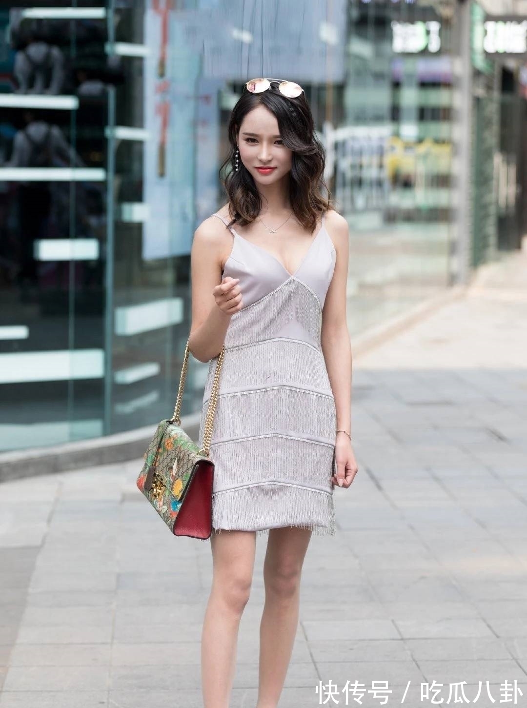 穿搭 还在搭百褶裙?不够潮流,试试这件“纸屑裙”,拿它炸街潮爆了